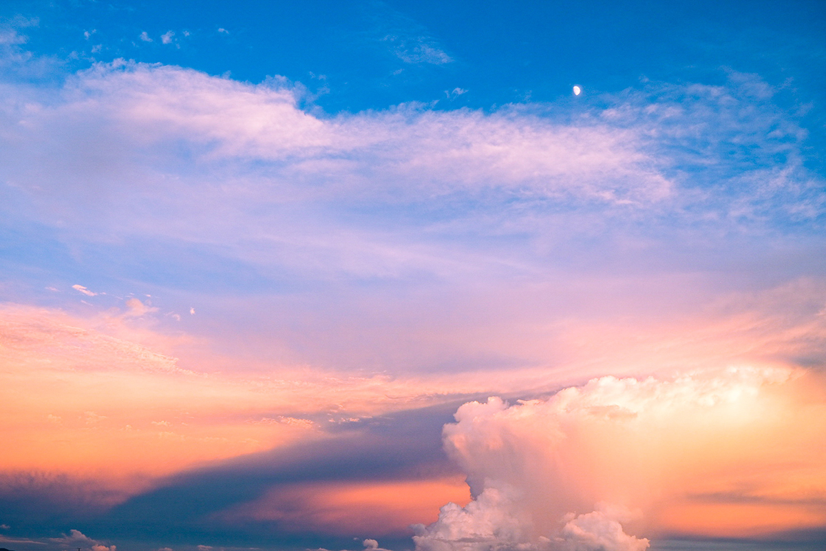 宵月絃が富士フイルムX-T4で撮影したオレンジ色に染まる空の写真
