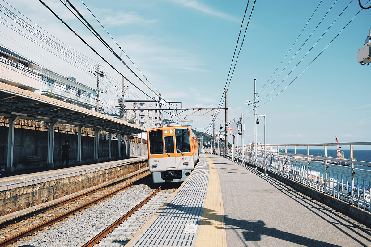 富士フイルムX-T10で撮影した山陽鉄道、滝の茶屋駅を通るオレンジ色の電車