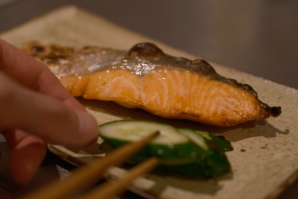 富士フイルムX-S20で撮影、お皿に盛った焼き鮭