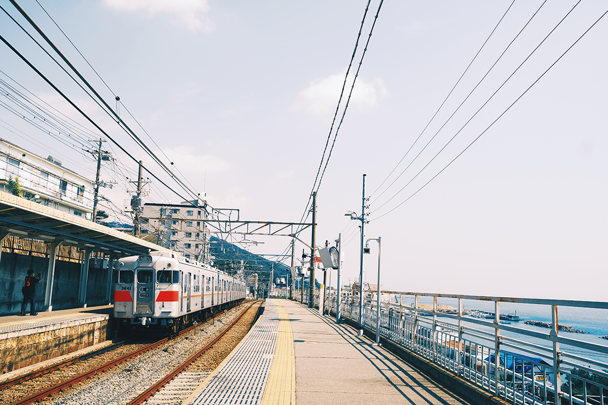富士フイルムX-S10で撮影した山陽鉄道、滝の茶屋駅に入ってくる電車