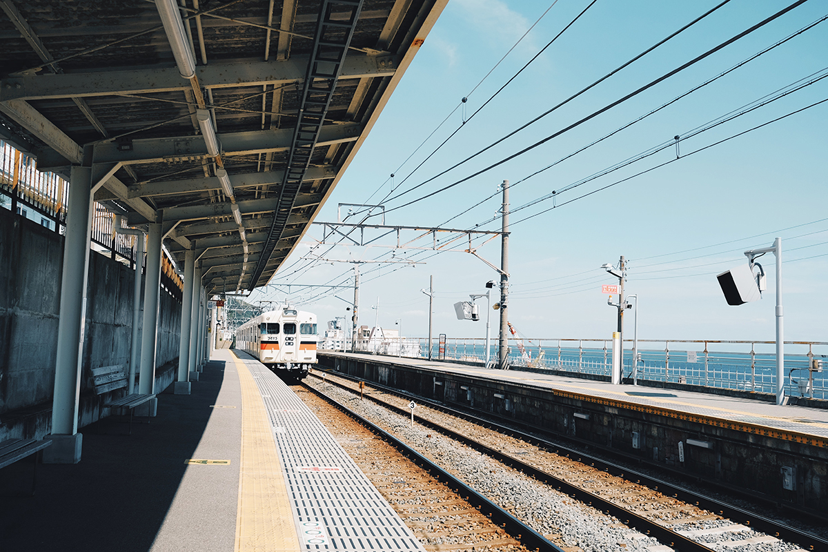 富士フイルムX-T10で撮影した山陽鉄道、滝の茶屋駅に入ってくる電車