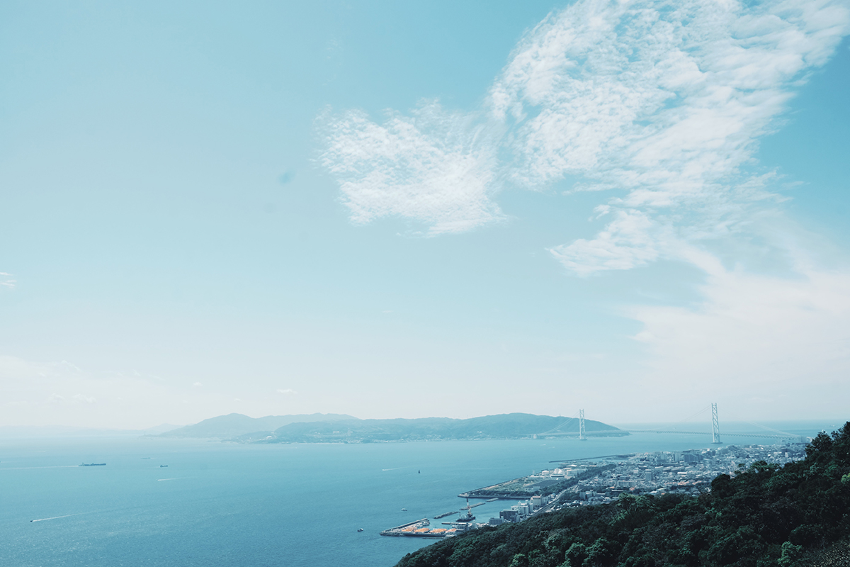 須磨浦山上遊園の展望台から見える景色。明石海峡大橋が見える写真