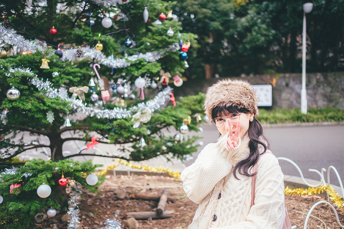 フォトグラファーのYuma Takatsukihが富士フイルムX-Pro2、XF23mmF1.4 Rレンズで撮影したクリスマスツリーと女性の写真