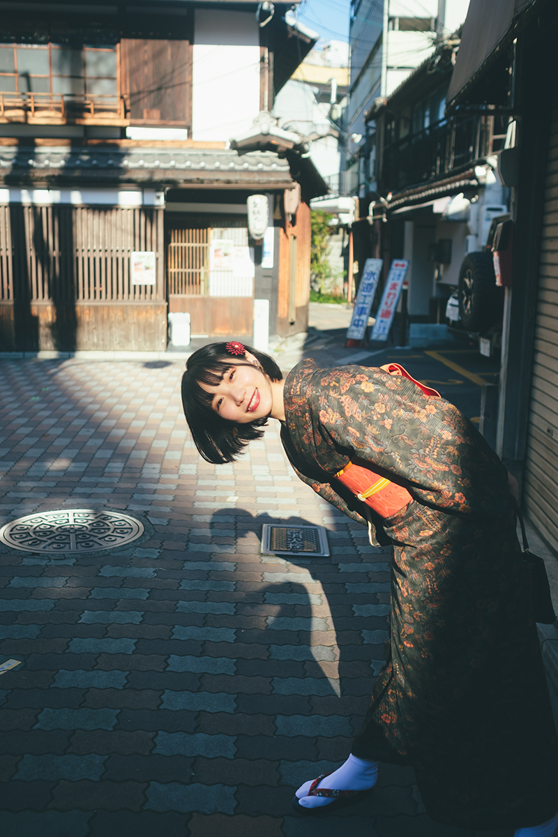 フォトグラファーのYuma Takatsukihが富士フイルムX-Pro2、XF23mmF1.4 Rレンズで撮影した着物を着た女性の写真