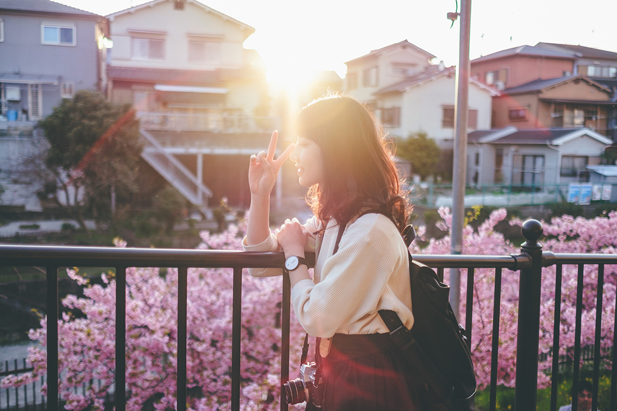 フォトグラファーのYuma Takatsukihが富士フイルムX-Pro2、XF23mmF1.4 Rレンズで撮影した桜と女性の写真
