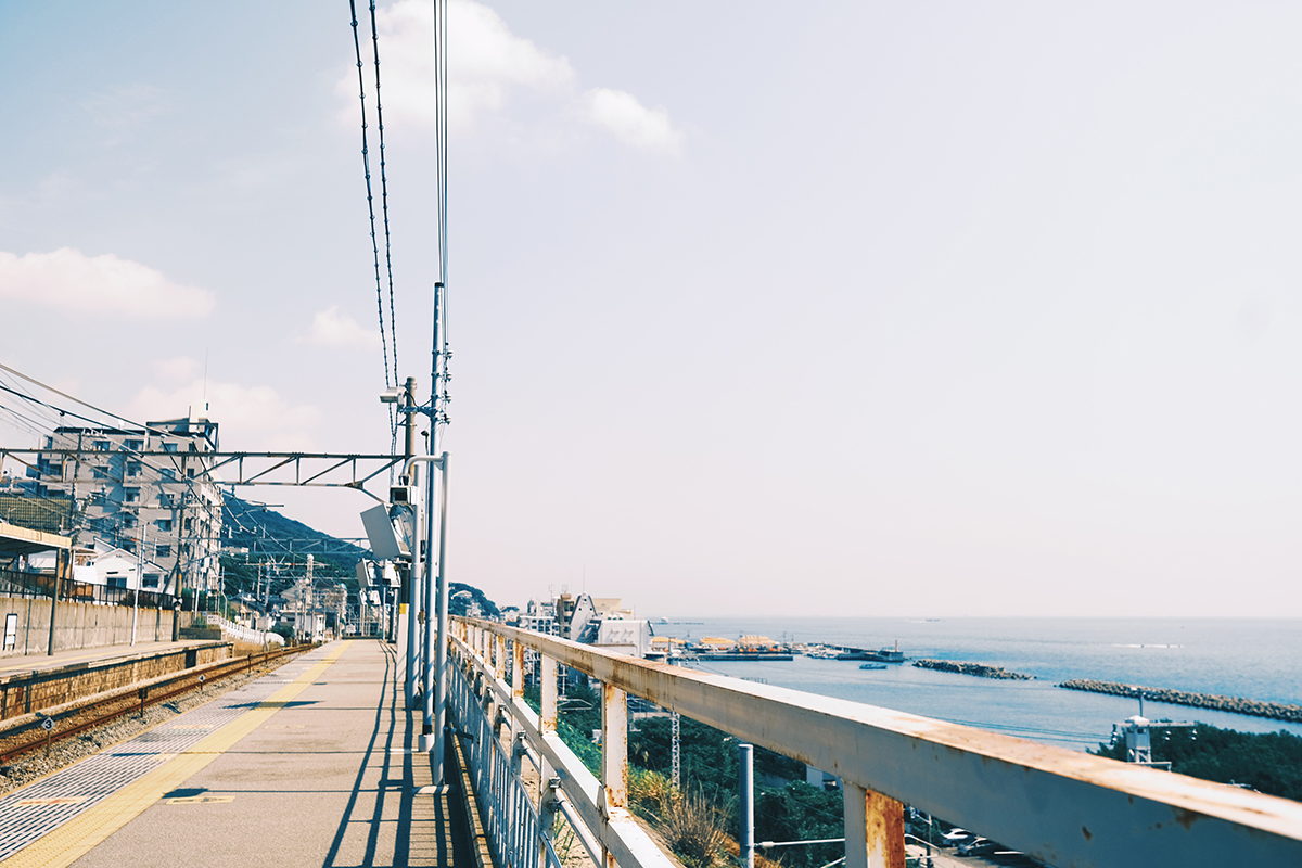 富士フイルムX-S10で撮影した山陽鉄道、滝の茶屋駅から見た海の写真