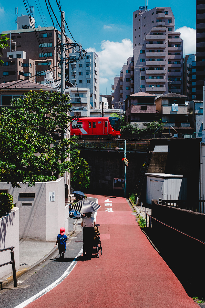 フォトグラファー、Nocchiさんが撮影、富士フイルムX-T4で撮影したストリートスナップ、赤い電車